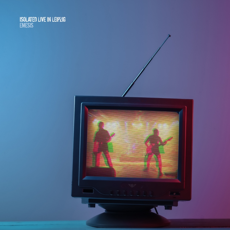 Das Cover der EP ISOLATED zeigt einen Fernseher mit verwaschenen Aufnahmen der Band von einem Liveauftritt.
